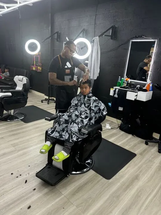 https://cdn.salonspotlight.com/photos/lcmATxO08mY0Tkf6uJxR/7c357cf5-a417-4677-91a1-e328e060673d_720x720