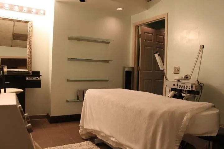 https://cdn.salonspotlight.com/photos/ldxhtMTYO6b10koGUuS0/818a1670-41cc-41bd-9240-5e2d406092f4_720x720