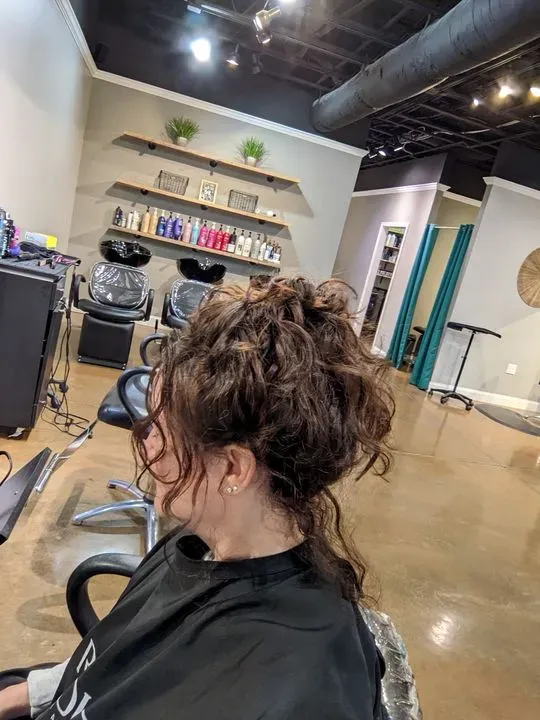https://cdn.salonspotlight.com/photos/le3EI3ZfOd5NKsrdV8R9/4eaeb389-b5f7-4a47-9aae-72ad2c398249_720x720