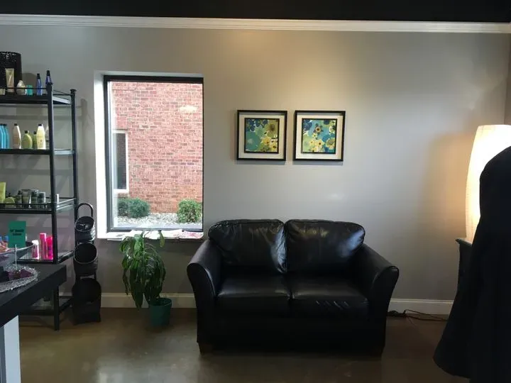 https://cdn.salonspotlight.com/photos/le3EI3ZfOd5NKsrdV8R9/81501196-7f1b-493f-912d-be7c5cb88bb7_720x720