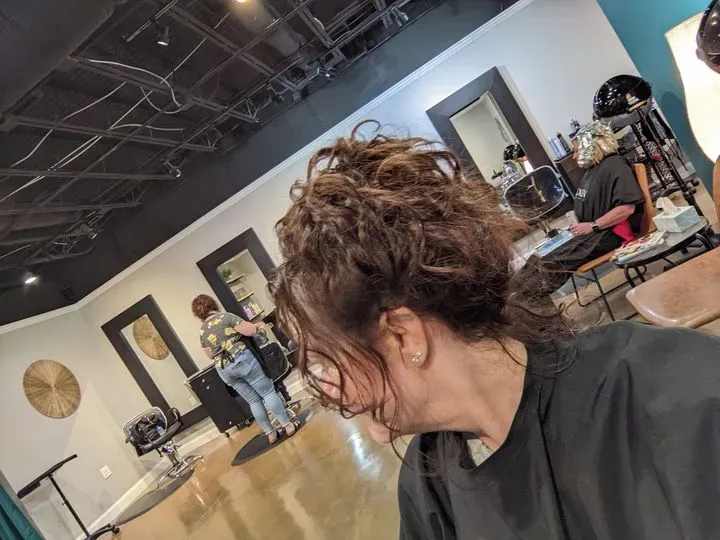 https://cdn.salonspotlight.com/photos/le3EI3ZfOd5NKsrdV8R9/943a9fbf-583f-4063-a34f-c67720ed794b_720x720