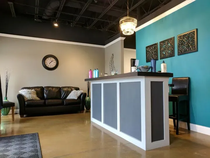https://cdn.salonspotlight.com/photos/le3EI3ZfOd5NKsrdV8R9/ee7e39c4-8c48-46e6-ac5f-40979a57c4e1_720x720