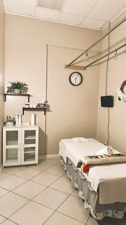 https://cdn.salonspotlight.com/photos/leSHtOIsBUvg6DCgUwsV/85f65f94-1108-4d8b-90ee-5730eb6bbe35_720x720