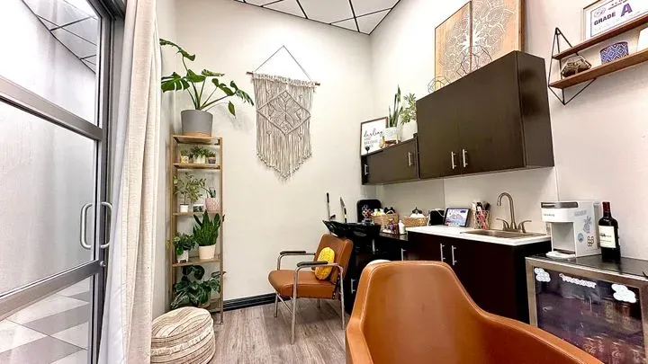 https://cdn.salonspotlight.com/photos/lgIqLwar5mRXTZRbpYZb/08710a75-b3ef-4541-8dbe-383cd0304339_720x720