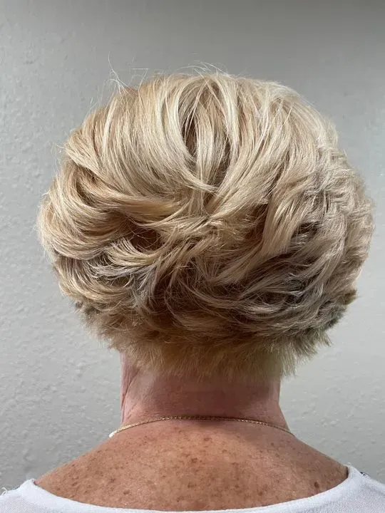 https://cdn.salonspotlight.com/photos/lgREgooVU75RHf7URKMZ/3863dd03-4950-421b-b239-4aa8251871e2_720x720