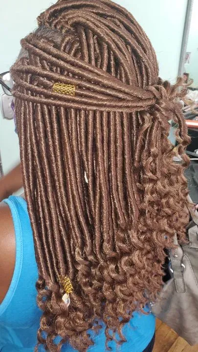 https://cdn.salonspotlight.com/photos/li450MgseqU3Sqo8QhyW/348719ca-7eeb-431c-8b59-77c44ed047d1_720x720