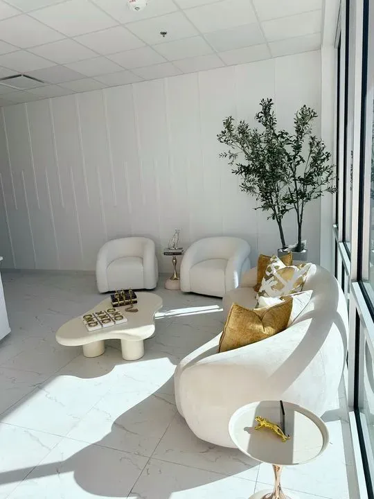 https://cdn.salonspotlight.com/photos/liFRADBlMS7TYoXkZF7x/9df57a4c-a6f2-43a2-b6d6-6e9f157c7dd8_720x720