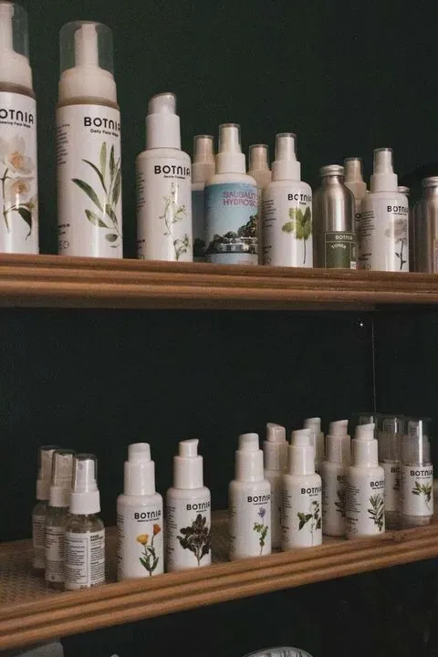 https://cdn.salonspotlight.com/photos/liKahyYNubLJXwEyBTbn/2bcf0923-ea6f-4c63-9daf-15e9d162f44c_720x720