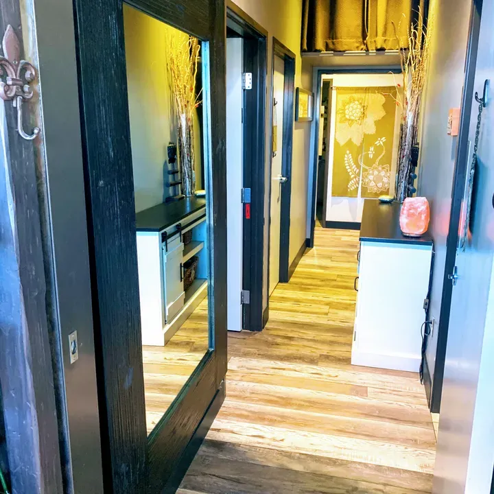 https://cdn.salonspotlight.com/photos/lk8cw1lVFgZjjJzibpjL/a7c46a2d-7451-473a-aae3-77c88f7af511_720x720