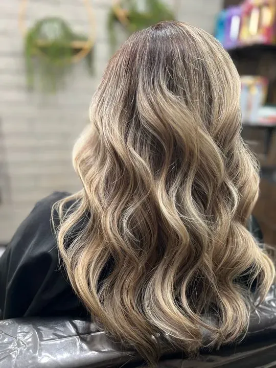 https://cdn.salonspotlight.com/photos/lluc2SoKatg3seOjexBc/775a45c2-3671-480c-9d07-f5c319a106d8_720x720
