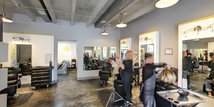 https://cdn.salonspotlight.com/photos/lm7r7Mz6qYmw7HGGKZV2/650c9f6d-5d0d-4289-bd8c-e1785b25b989_720x720