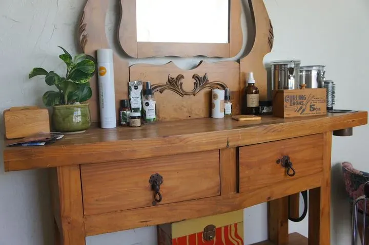 https://cdn.salonspotlight.com/photos/lmX84XZ1B960ICkYhTvG/70c83ba9-e07d-4714-83a1-2dda23de593a_720x720