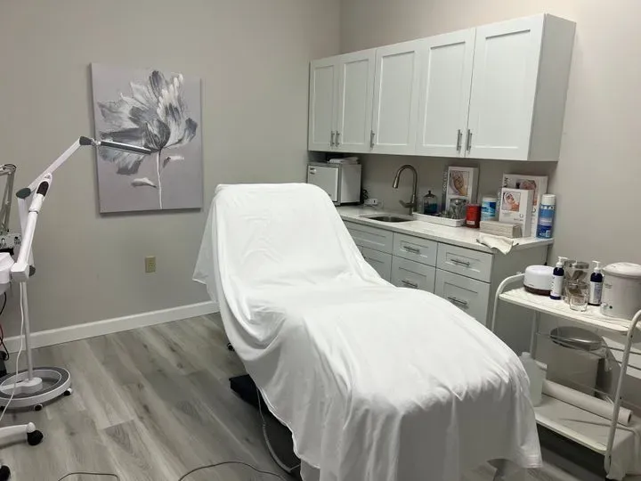 https://cdn.salonspotlight.com/photos/loN5XY5CPIiXWEgrPs21/626b44e1-a659-43ad-aea1-ca7bfceb76d8_720x720