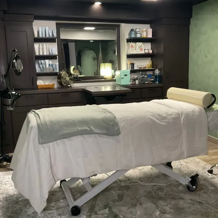 https://cdn.salonspotlight.com/photos/loy9YKoMF3GVqjBBu69l/7f8724dd-1968-403d-883a-8279ad19d331_720x720