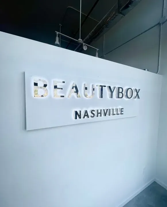 https://cdn.salonspotlight.com/photos/lrIuHem5hEsTbuvm9mRU/72e9ee06-36e5-4bd2-b920-14f694ed68f1_720x720