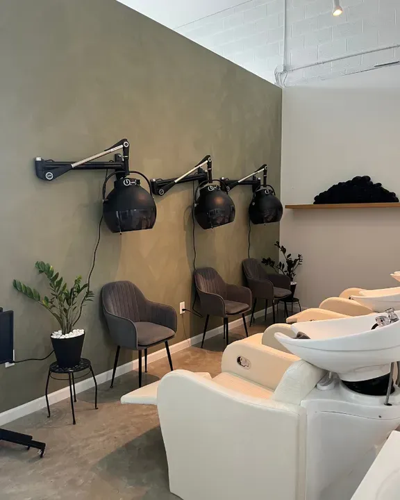 https://cdn.salonspotlight.com/photos/lrIuHem5hEsTbuvm9mRU/8e616cf0-5ab8-4b04-ba8f-90f428af3ebf_720x720