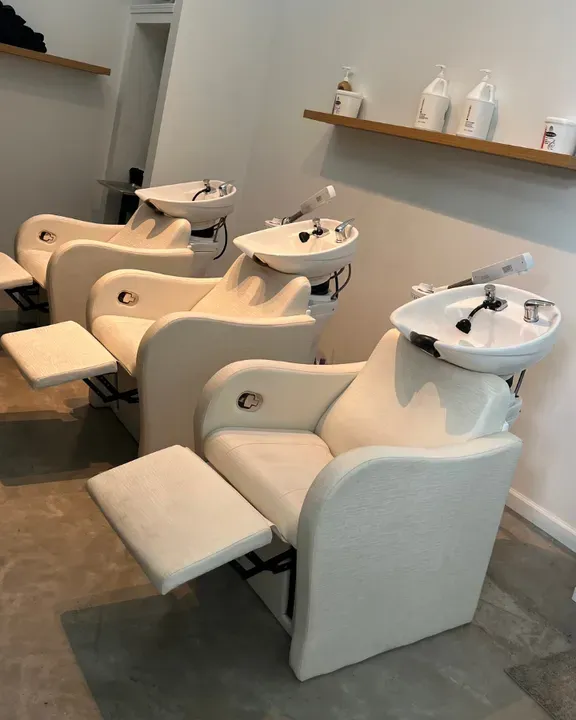 https://cdn.salonspotlight.com/photos/lrIuHem5hEsTbuvm9mRU/dd024002-7dd1-4080-976b-5c27a9dc865e_720x720
