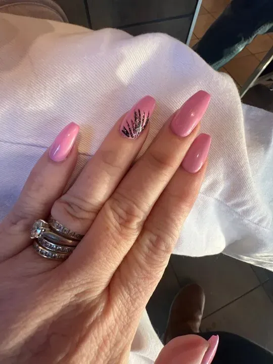 https://cdn.salonspotlight.com/photos/ltIQKshTe4mWeYX0fVZ8/c2c6daf0-b1ff-4b14-8466-e48204e34d17_720x720