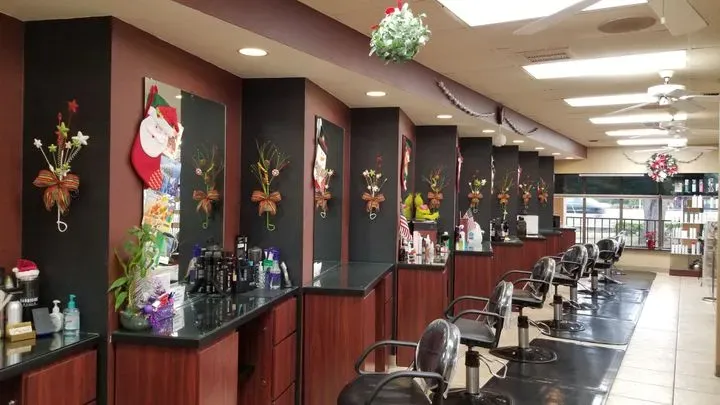 https://cdn.salonspotlight.com/photos/lvw7MSIktAtnTwzP1T0F/89665666-b3cd-4579-ba80-b30537fe9901_720x720
