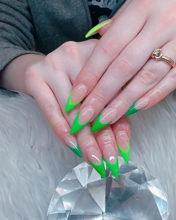 https://cdn.salonspotlight.com/photos/lyjBb4ozagUJ5eDDrl9i/c05b6381-865a-4f0b-b846-eb8bfffbb4c5_720x720