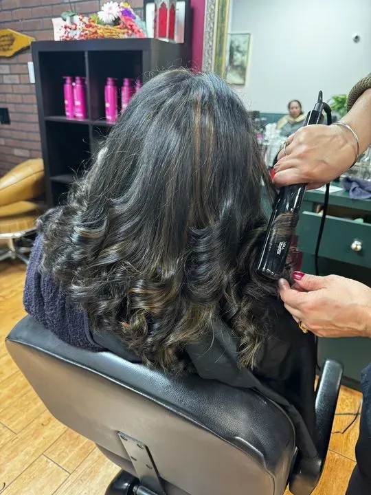https://cdn.salonspotlight.com/photos/m20IJSeCib2zLNWyQMkj/71572fae-ebf0-48b5-a95f-52752cc15265_720x720