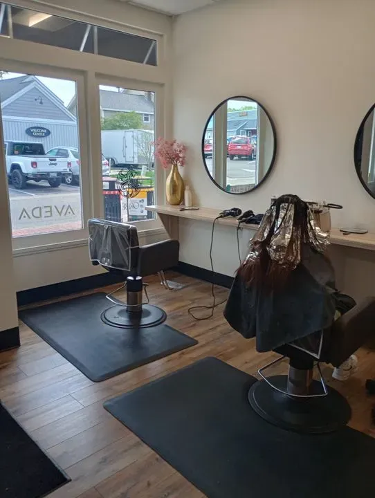 https://cdn.salonspotlight.com/photos/m22Xu0tTbCIY2F0M7fr6/de824cbe-9071-4a49-8a5e-4dae5ff4c79d_720x720