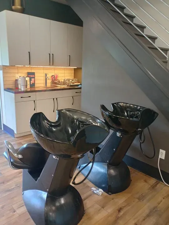 https://cdn.salonspotlight.com/photos/m22Xu0tTbCIY2F0M7fr6/e5e5b388-e7da-40da-b468-54b1206429e2_720x720