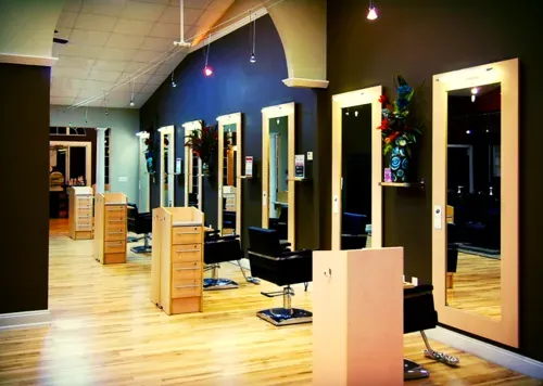 https://cdn.salonspotlight.com/photos/m3fMRobMaG0jhErNtMFN/147af20a-5898-452e-b5d3-4b28f27c7eb8_720x720