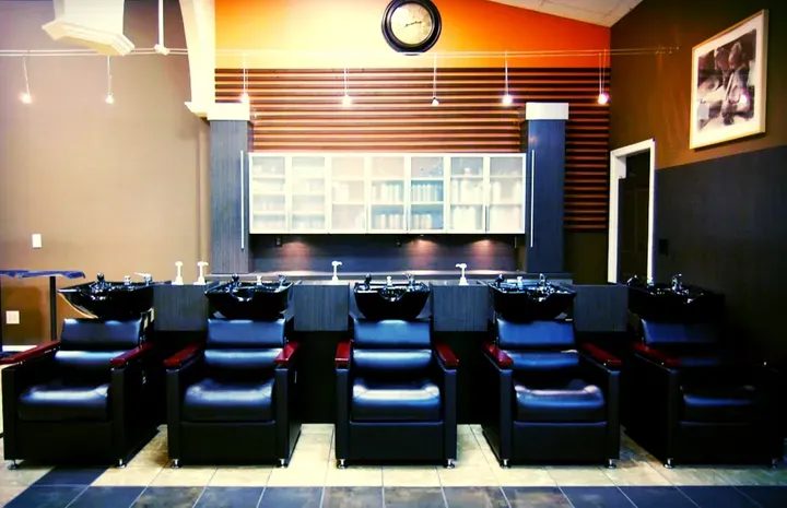 https://cdn.salonspotlight.com/photos/m3fMRobMaG0jhErNtMFN/424567cf-446b-41c1-9954-cc639c6f0551_720x720