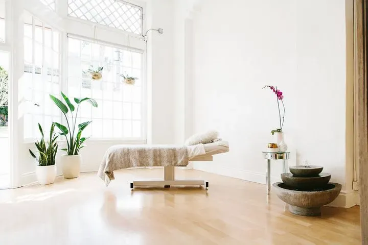 https://cdn.salonspotlight.com/photos/m6bt99J7als9TzlIcVrR/0773e3db-f6fb-4b13-8006-effb8742bb75_720x720