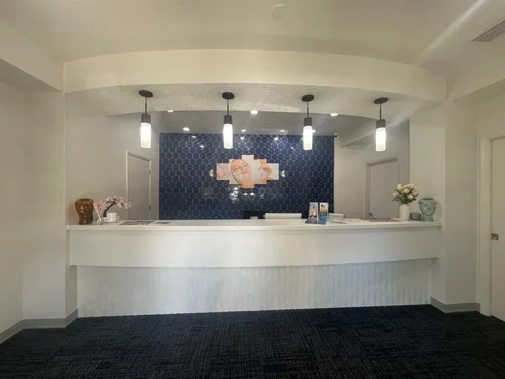 https://cdn.salonspotlight.com/photos/m9cx9YrPfx7R6HIi0308/3a940830-69ad-414e-bca4-1511c349b697_720x720