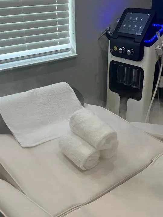 https://cdn.salonspotlight.com/photos/m9cx9YrPfx7R6HIi0308/87123b44-dc98-4664-820e-efcf1510497c_720x720