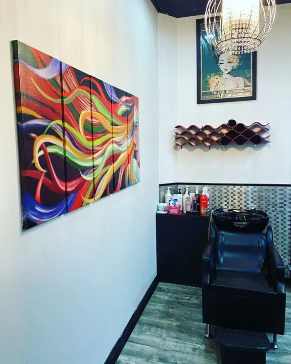 https://cdn.salonspotlight.com/photos/mAhuAD3dNAIGIxrUvikT/9004b0d3-85c5-4682-b880-150eb7f66bcc_720x720