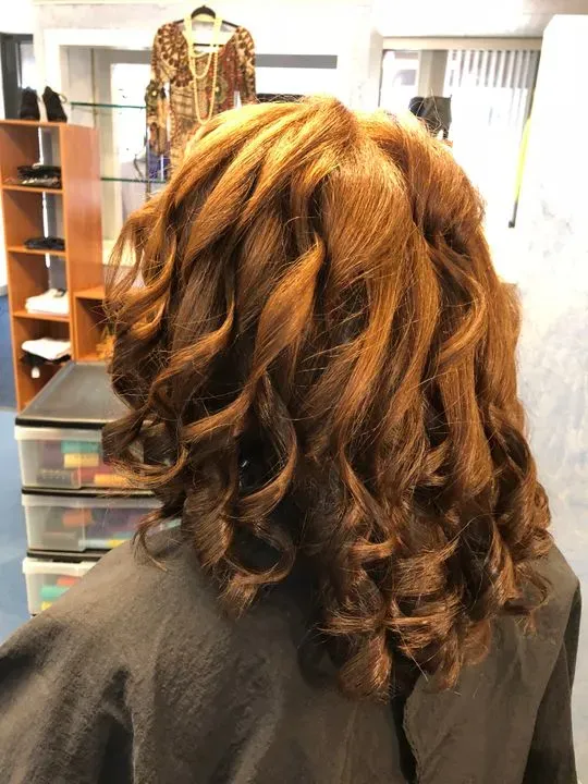 https://cdn.salonspotlight.com/photos/mC3a4gkufCCBgkyTXUWK/3890e643-57e9-495d-99e4-473150ab0ca7_720x720