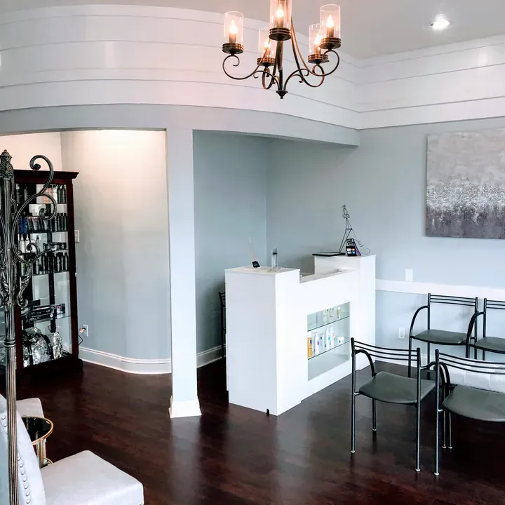 https://cdn.salonspotlight.com/photos/mC3a4gkufCCBgkyTXUWK/97ad0b2b-ad5c-4519-a5d4-80c1954db46d_720x720