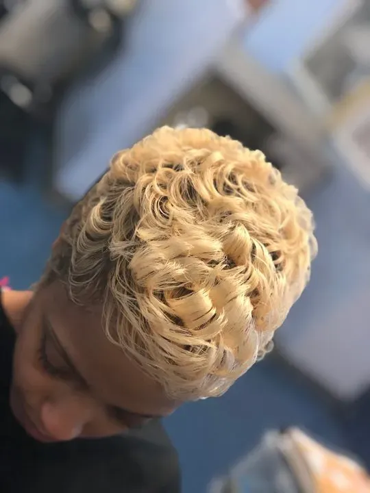 https://cdn.salonspotlight.com/photos/mC3a4gkufCCBgkyTXUWK/c81faaa1-6110-4e94-bb35-28cc022dc965_720x720