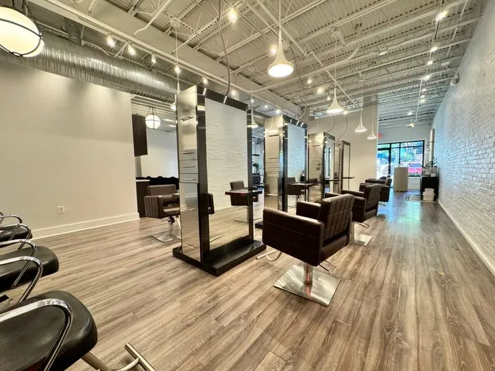 https://cdn.salonspotlight.com/photos/mCzl8CMU9km22lZcfw7c/04ebfd4c-6001-42a4-9e4b-e0b5b76d4e70_720x720