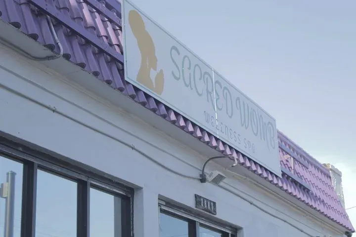 https://cdn.salonspotlight.com/photos/mEtCMKjT3j31atwvOaW3/5dd3a22f-a377-4f4c-b771-90c1f67ce1f3_720x720
