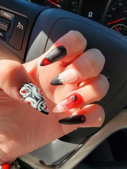 https://cdn.salonspotlight.com/photos/mI9ouHW2kiSGssPmXJdM/4564f90f-31f7-44eb-a801-54db8c59c680_720x720