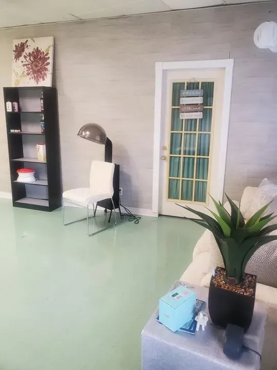 https://cdn.salonspotlight.com/photos/mJNygVmoXuToNzuq92Nk/a11872e9-37a4-4e12-bd7b-6fa098a688bb_720x720