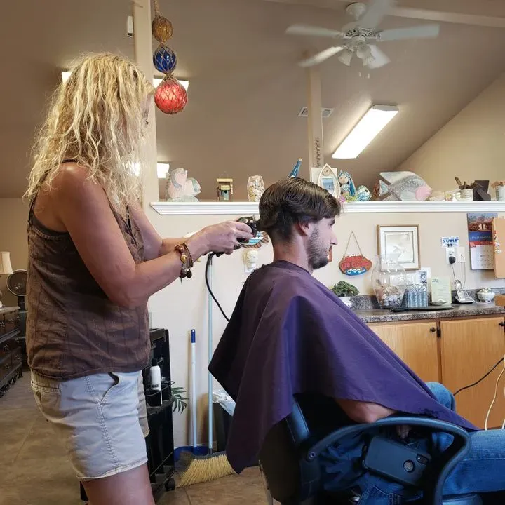https://cdn.salonspotlight.com/photos/mM22Qvsx4BXHSGmUbphF/7bcc1534-654e-46e6-a897-0ce999b80a59_720x720