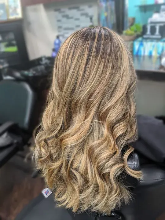 https://cdn.salonspotlight.com/photos/mPvS7PpqAAWGS3sFaADB/01a0b555-8d79-4c89-9cc0-4d475a8ff8b3_720x720