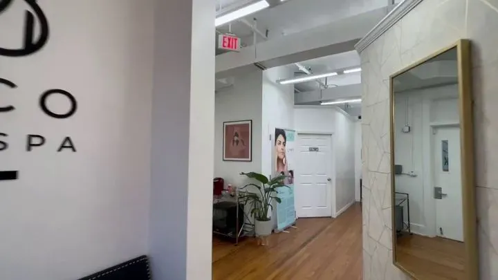 https://cdn.salonspotlight.com/photos/mQ7Cw49olYEYq1phZJfr/c34295e3-a49a-42f4-99c7-d5201c3bcd81_720x720
