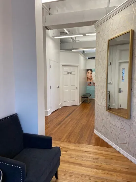 https://cdn.salonspotlight.com/photos/mQ7Cw49olYEYq1phZJfr/cd875cd8-506c-446e-b3aa-a54ea0b08036_720x720