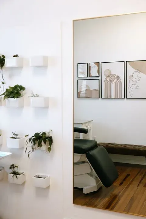 https://cdn.salonspotlight.com/photos/mQ7Cw49olYEYq1phZJfr/d9509792-44ae-42cc-a8c9-55dceaea9639_720x720