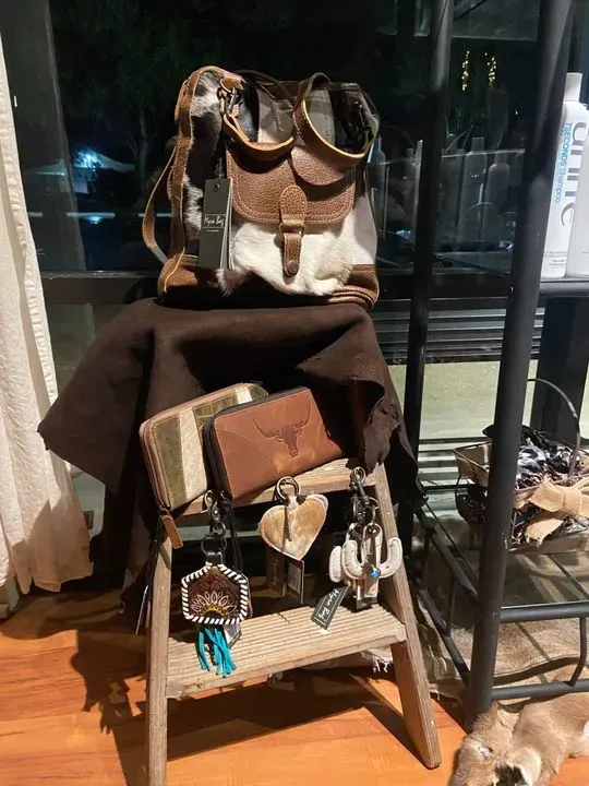 https://cdn.salonspotlight.com/photos/mR5cxBN8sYi22AidrOep/e570e40e-b6ec-470a-9037-33881747553c_720x720