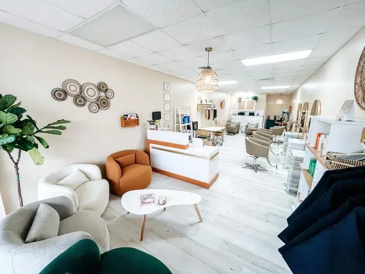 https://cdn.salonspotlight.com/photos/mRlpY4VQUhYDhHz5GKVf/03ecccd4-a7ce-4a22-9fa1-31c7f84c68c1_720x720