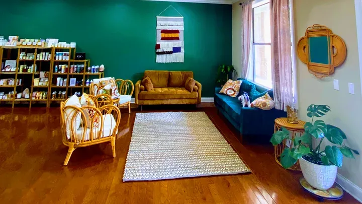 https://cdn.salonspotlight.com/photos/mRlpY4VQUhYDhHz5GKVf/0f8a6960-cd45-4f72-8b88-392786091bcb_720x720