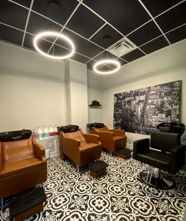 https://cdn.salonspotlight.com/photos/mRlpY4VQUhYDhHz5GKVf/3445dc4a-8687-4227-8666-6031d1555635_720x720