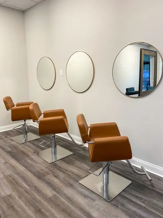 https://cdn.salonspotlight.com/photos/mRlpY4VQUhYDhHz5GKVf/b70798c2-f9e2-412e-a6b7-e21962863e38_720x720